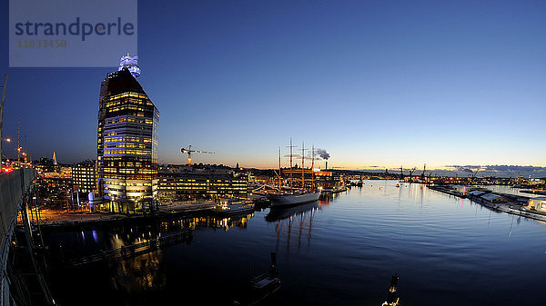 Großes Schiff vor Anker in der Abenddämmerung