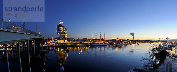 Großes Schiff vor Anker in der Abenddämmerung