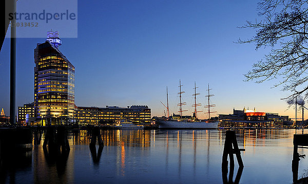 Großes Schiff vor Anker in der Abenddämmerung