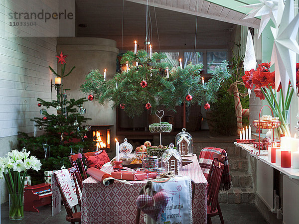 Speisesaal mit Weihnachtsbaum und Weihnachtsschmuck