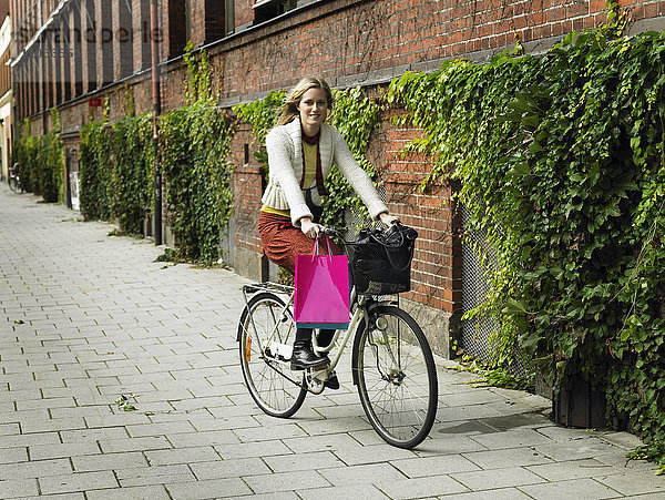 Eine Frau auf einem Fahrrad.