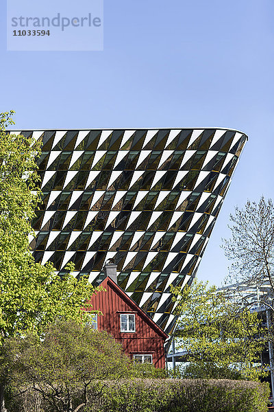 Holzhaus gegen modernes Gebäude