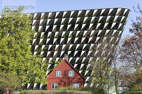 Holzhaus gegen modernes Gebäude