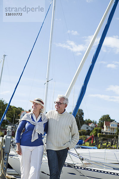 Seniorenpaar am Hafen