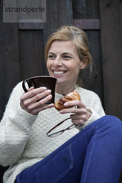 Porträt einer reifen Frau in der Kaffeepause