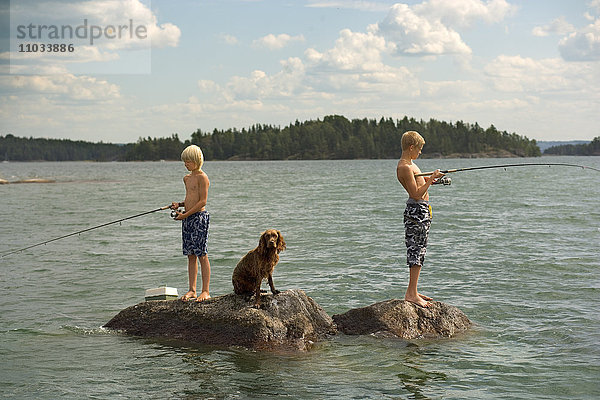 Zwei Jungen angeln in einem See.