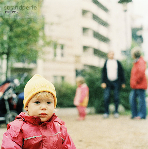 Kinder und Eltern auf dem Spielplatz.