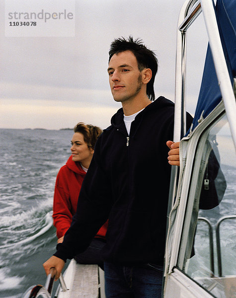 Ein Mann und eine Frau in einem Motorboot  Schären von Gryts  Schweden.