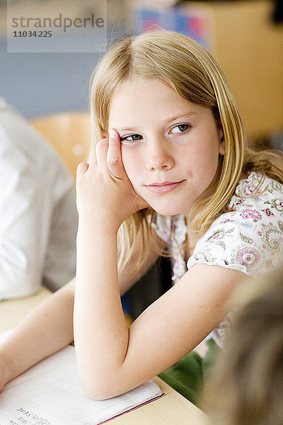 Porträt eines blonden Mädchens in der Schule  Schweden.