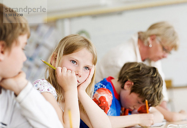 Ein Mädchen denkt nach  während es in der Klasse sitzt  Schweden.