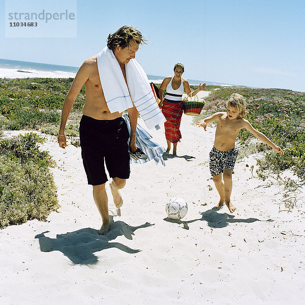 Skandinavische Familie beim Verlassen des Strandes  Schweden.