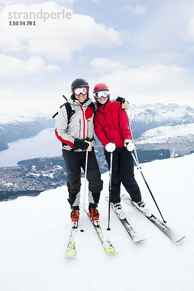 Porträt eines lächelnden Paares beim Skifahren