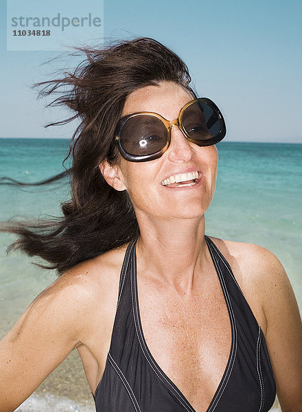 Porträt einer Frau mit Sonnenbrille.