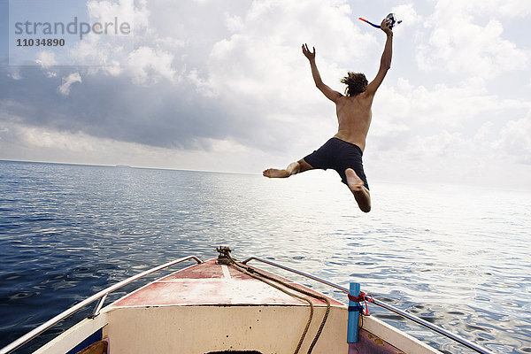 Ein Mann springt ins Meer  Thailand.