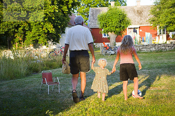 Eine Familie beim Spaziergang in der Sonne  Schweden.