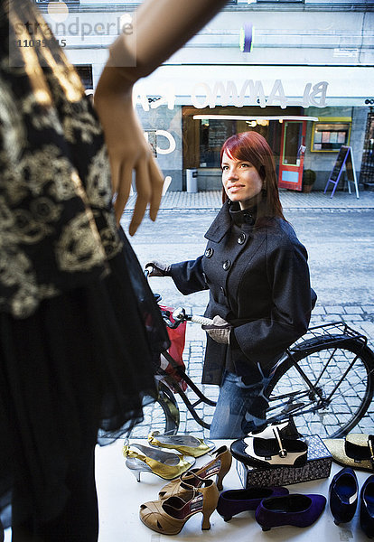 Eine Frau beim Schaufensterbummel  Schweden.