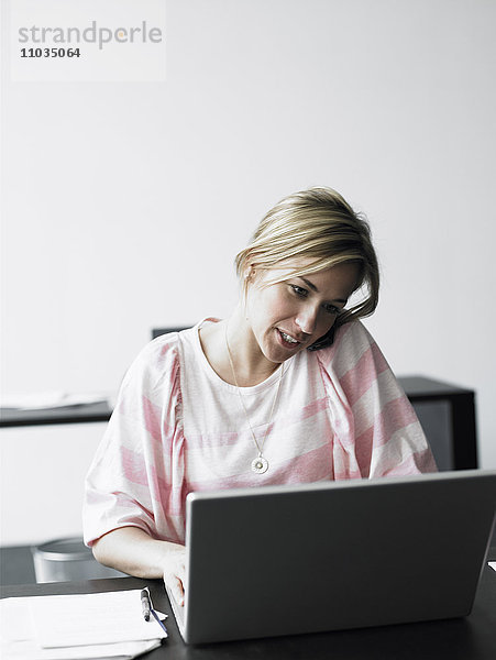 Eine Frau arbeitet in einem Büro.