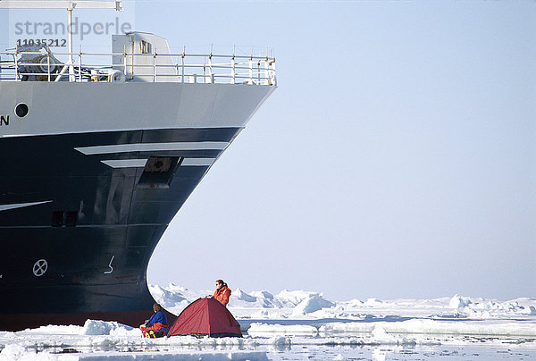Ein Schiff im Eis in Svalbard  Norwegen.