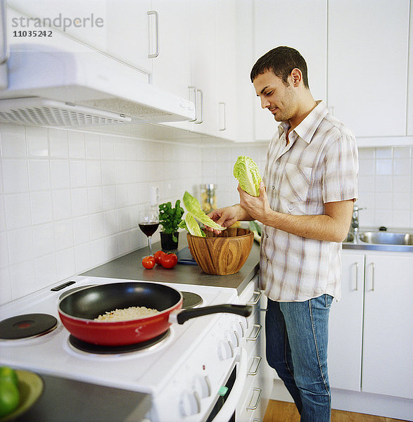 Ein Mann kocht in einer Küche.