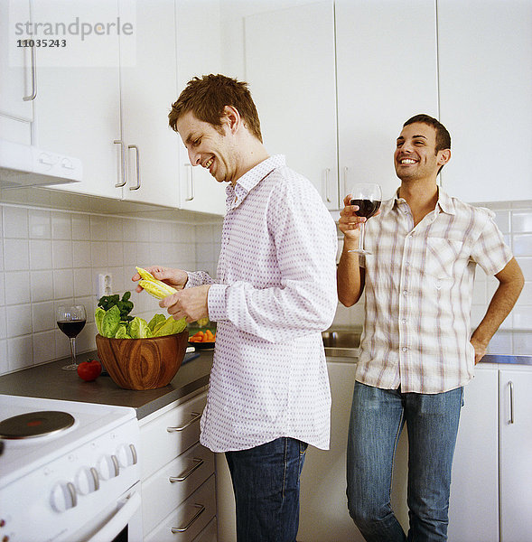 Zwei Männer kochen in einer Küche.