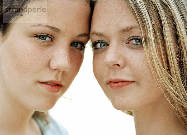 Porträt von zwei Mädchen im Teenageralter.