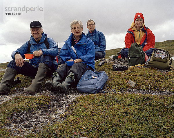 Vier Wanderer bei einer Rast  Ostersund  Schweden.