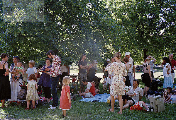 Familienfest in einem Park  Stockholm  Schweden.