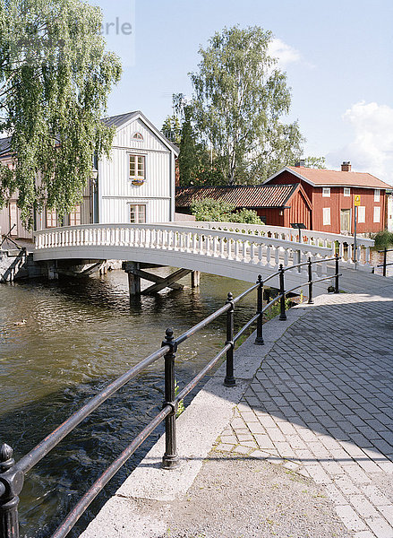 Eine Holzbrücke in einer Kleinstadt  Norrtalje  Schweden.