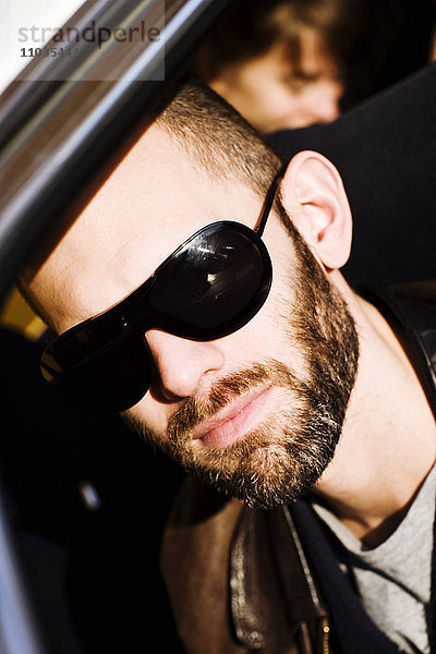 Porträt eines jungen Mannes mit Sonnenbrille  Schweden.