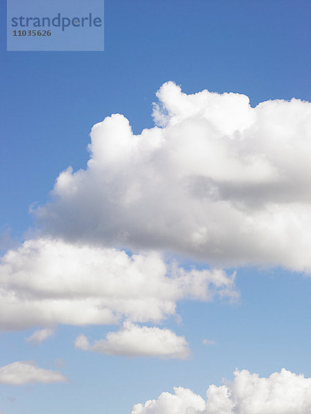 Weiße Wolken und blauer Himmel  Schweden.