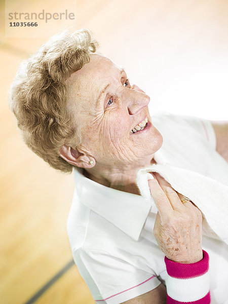 Eine Frau mit einem Handtuch.