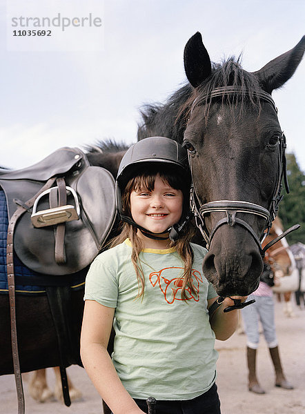 Ein Mädchen hält ein Pferd  Schweden.