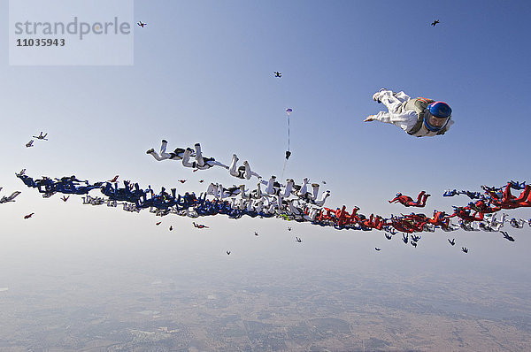 Fallschirmspringer versuchen  einen Weltrekord im Formationssprung aufzustellen.