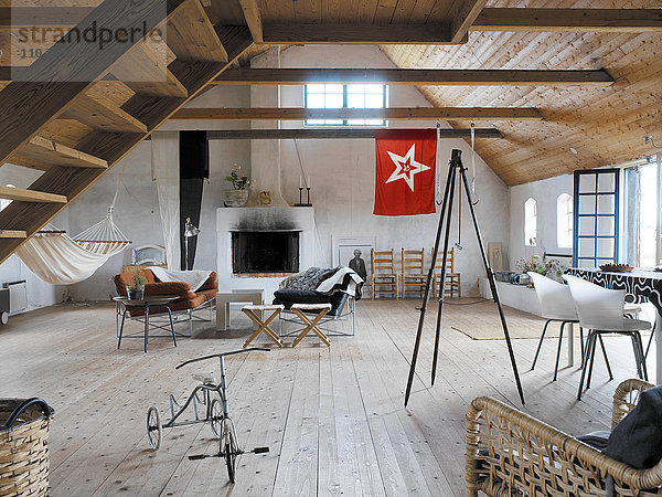Hausinterieur  Dachschräge in einem Wohnzimmer  Schweden.