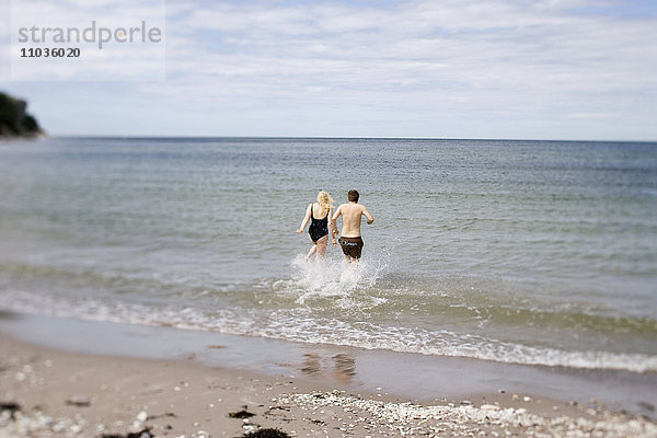 Ein Paar am Strand  Gotland  Schweden.