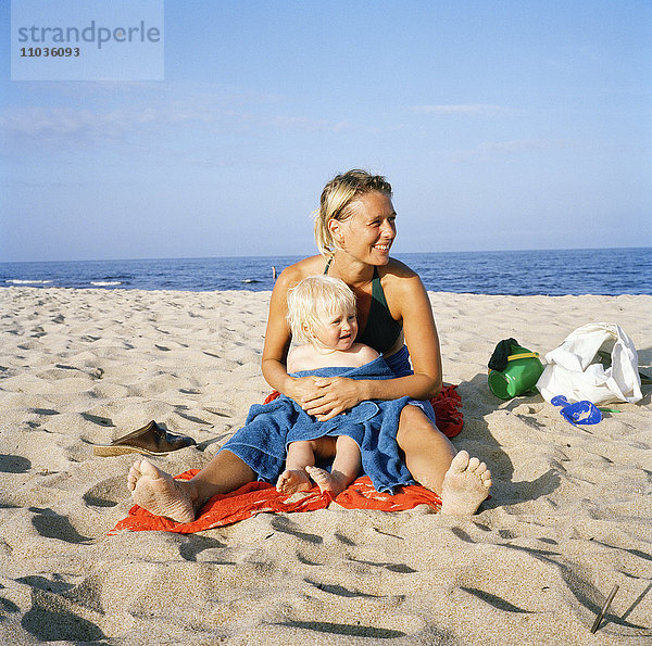 Mutter und Kind an einem Strand  Skane  Schweden.