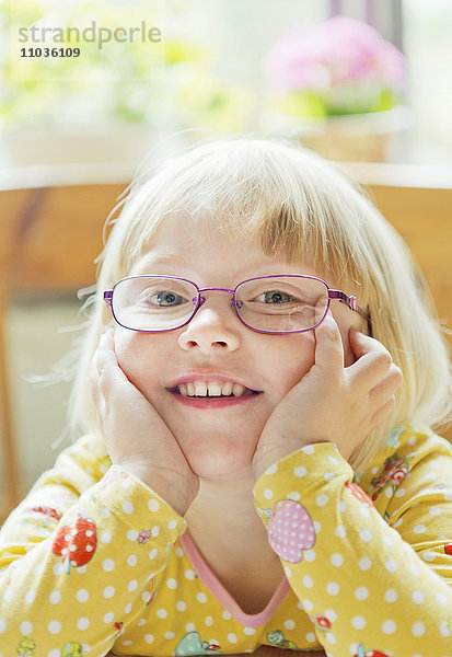 Porträt eines Mädchens mit Brille