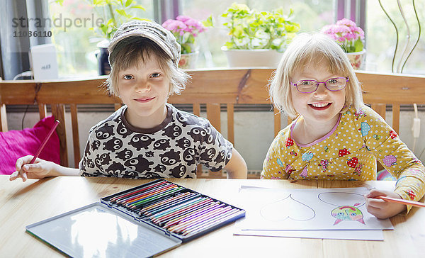 Mädchen und Junge zeichnen