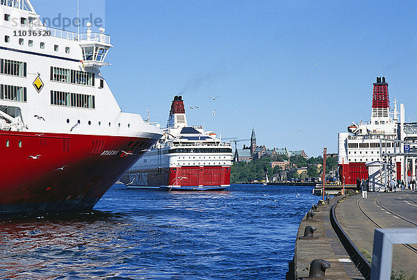 Drei große Fährschiffe im Hafen von Stockholm  Schweden.