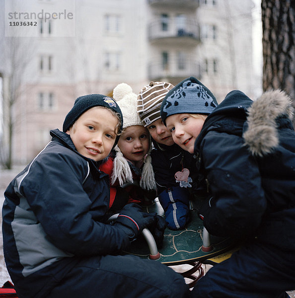 Kinder in Winterkleidung  Schweden.