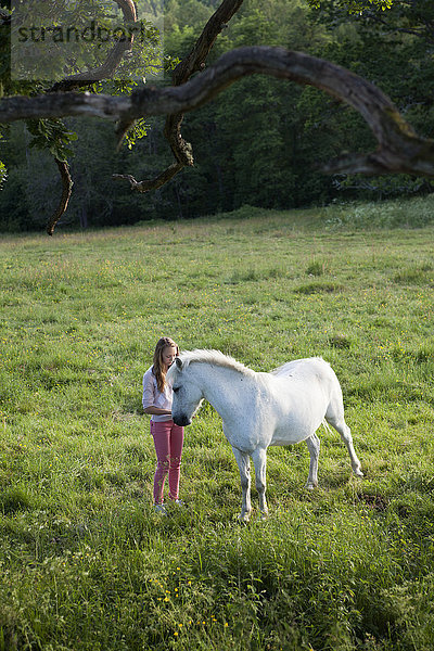 Lächelndes Mädchen mit Pferd