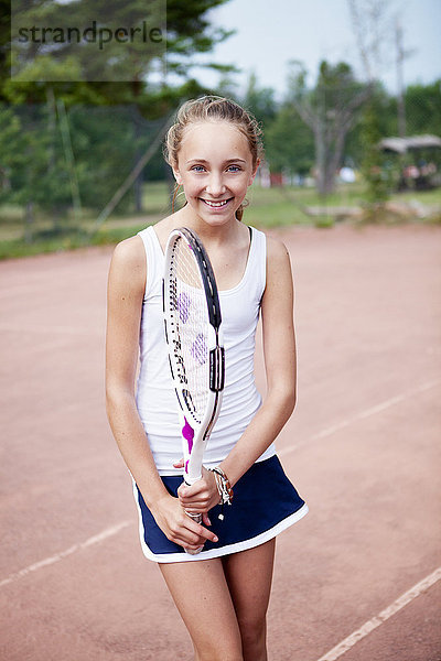 Jugendliches Mädchen spielt Tennis