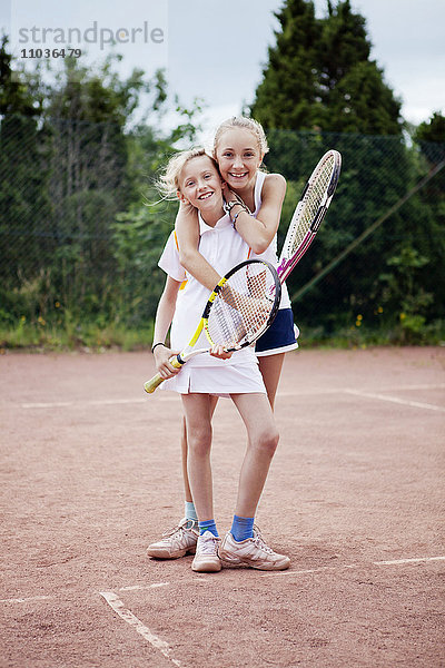 Mädchen spielen Tennis