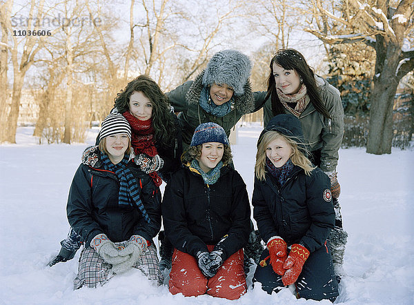 Teenager-Mädchen im Schnee  Schweden.