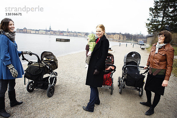 Mütter und Kinderwagen  Schweden.