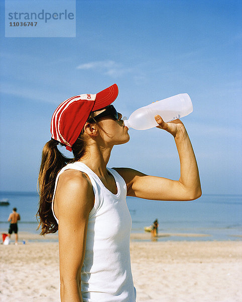 Eine Frau trinkt Wasser.