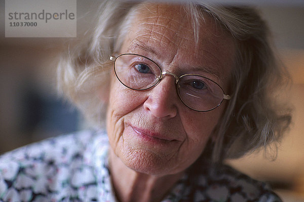 Porträt einer älteren Frau mit Brille