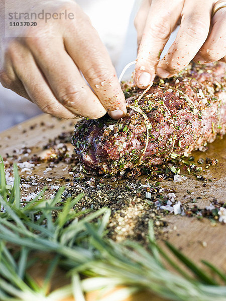 Ein Koch bereitet ein Schweinefilet zu  Nahaufnahme  Schweden.
