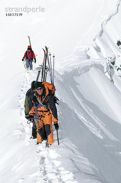 Skifahrer beim Wandern im Winter