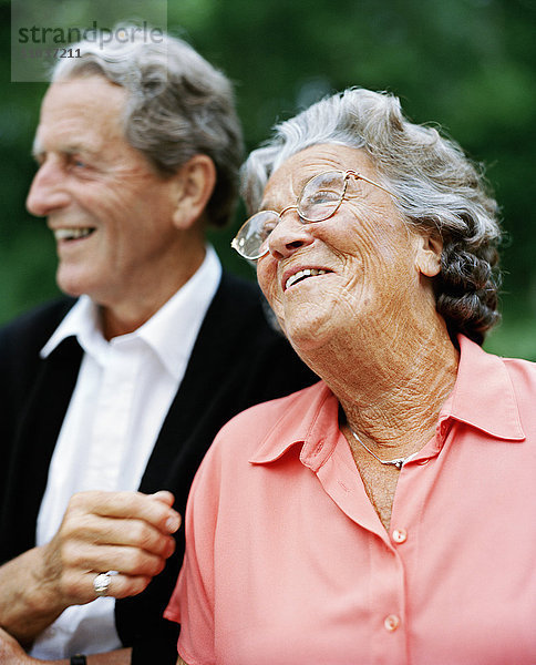 Ein lachendes Seniorenpaar  Schweden.